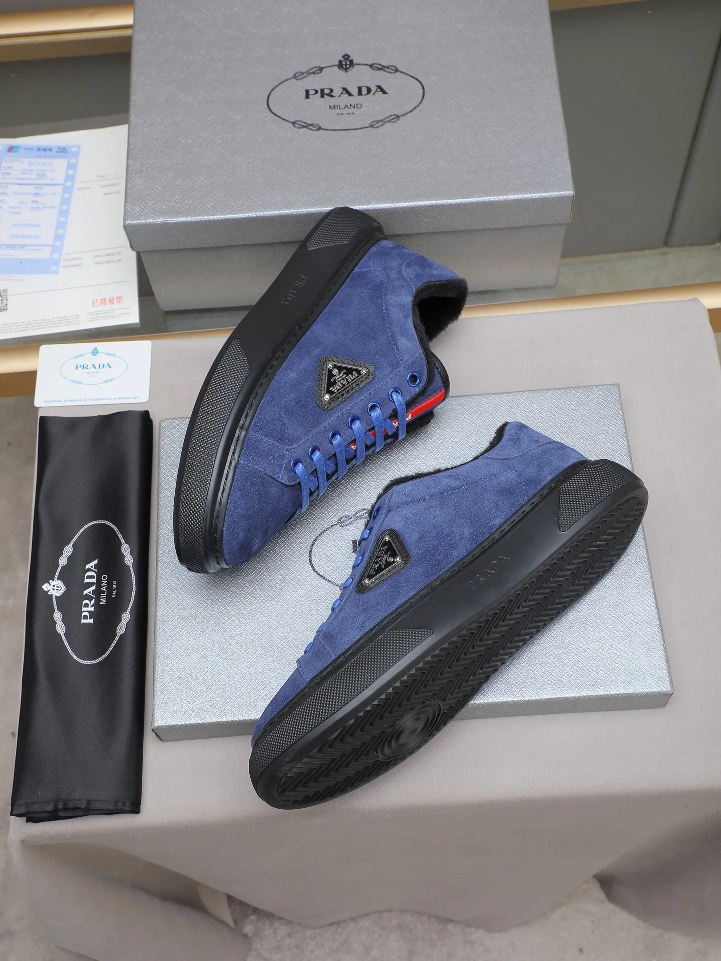 PP440 Prada/Prada men's new casual shoes, this upper is made of imported calfskin + velvet lining! The outside is decorated with the P family's classic metal triangle enamel logo, and the outsole is made of non-slip sports foam ultra-light outsole, which feels good on the feet and is a fashionable and fashionable item! Four colors to choose from!  Size: 38-44 (45 customized)